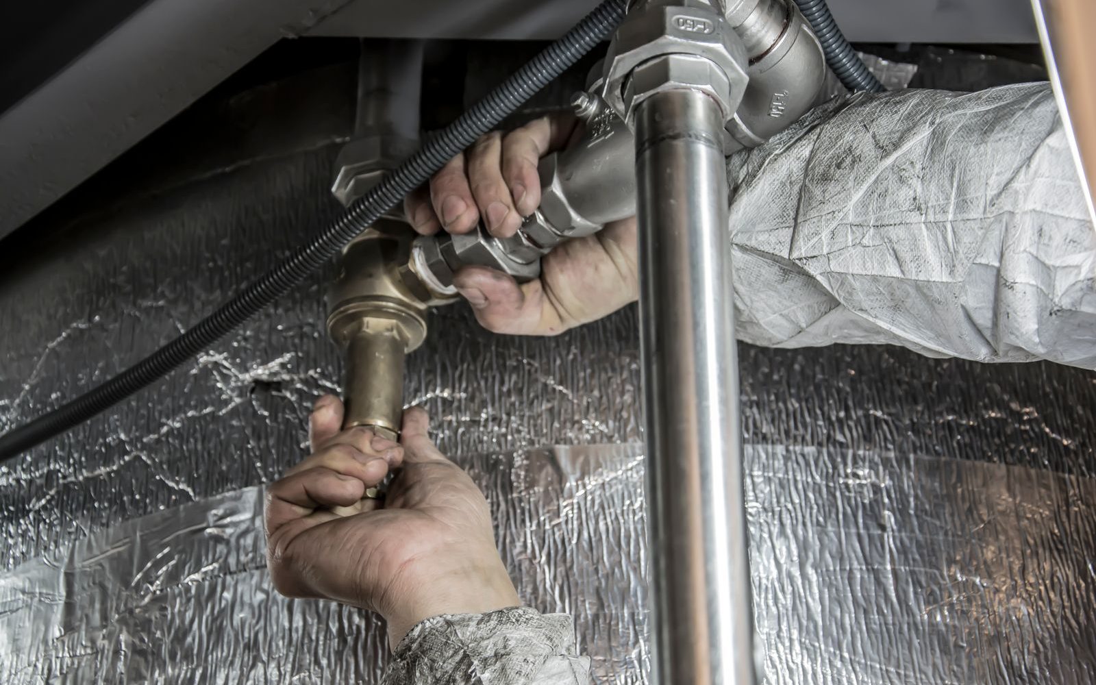 Techniker von AbflussClean bei der Rohrreinigung in Hamburg