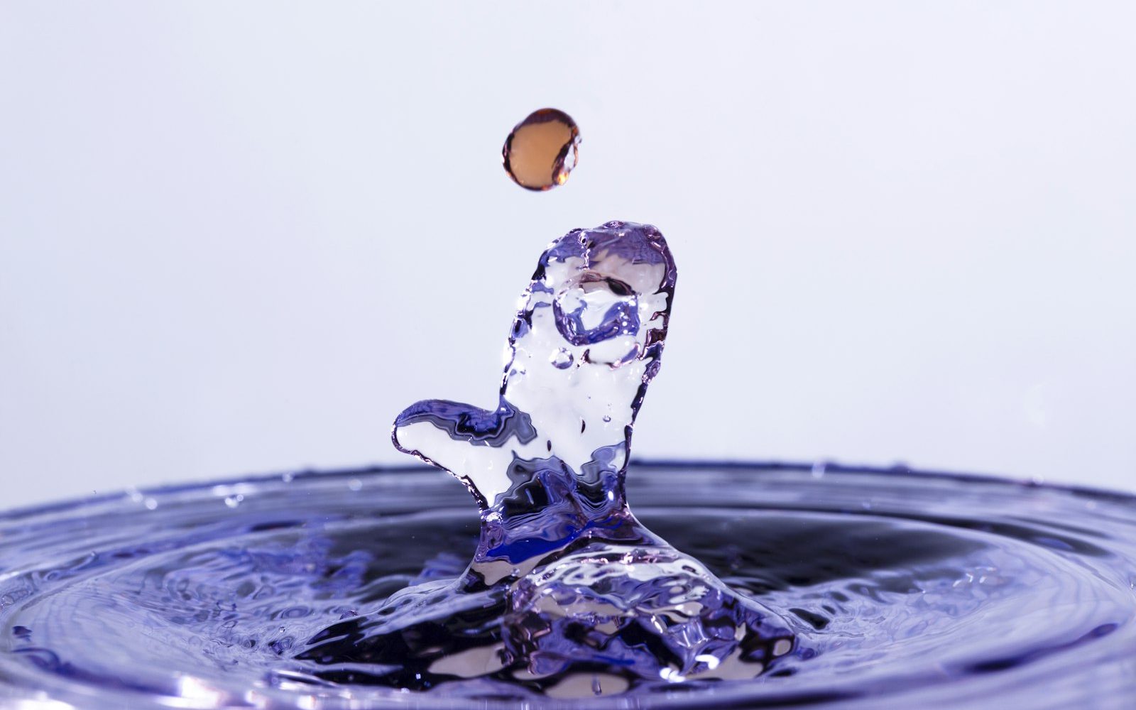 Wasser läuft langsam in einem verstopften Waschbecken ab